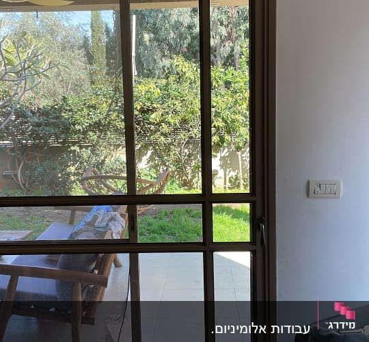 דלת אלומיניום עם חלונות זכוכית